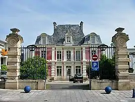 The town hall in Épône