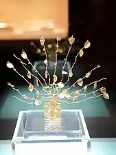 Tree-shaped gold shimmering buyao crown (buyao guan) of Jin dynasty (266–420).