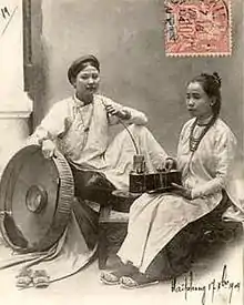 Vietnamese women wearing áo ngũ thân, 1904.