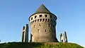 The Tanguy tower hosts a museum of the history of Brest; in the background, the Pont de Recouvrance (Recouvrance Bridge).