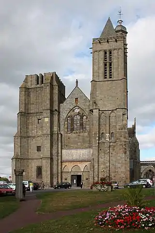 A view of the façade of the Cathédrale Saint-Samson de Dol-de-Bretagne