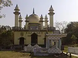 Furfura Sharif: The mosque built by Muqlish Khan in 1375 (in picture) is a site for Muslim pilgrimage, especially during the Pir’s Mela.