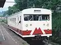 JR Central KuMoHa 123-42 in original Minobu Line livery in May 1989