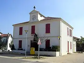 The town hall in Luglon