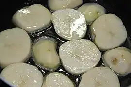 Using potatoes as tahdig in chelow-style rice-cooking