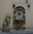 the courtyard, the fountain and the Marzocco