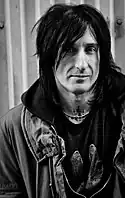 Richard Fortus (8056234364).jpg