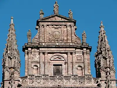 Detail of the upper west front, with a Renaissance fronton (1500-1562)