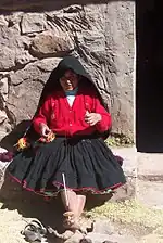 Taquile, Puno, Perú. Mujer hilando