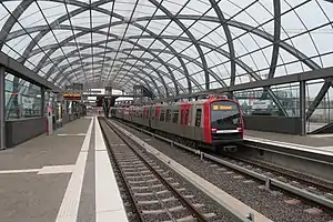 U-Bahn platforms under the glass roof